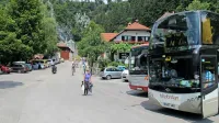 V Predjami so zlasti v turistični sezoni vozila parkirana  vse povprek, saj je  parkirišč premalo.