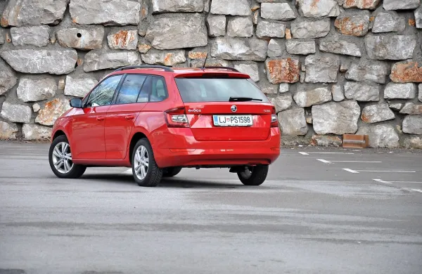 Fabia bo najprej prepričala z uporabnostjo in s simpatičnimi 
dodatki simply clever, kot so strgalo za led, mini koš za smeti, 
snemljiva led svetilka in držalo za kartice na vetrobranskem 
steklu.