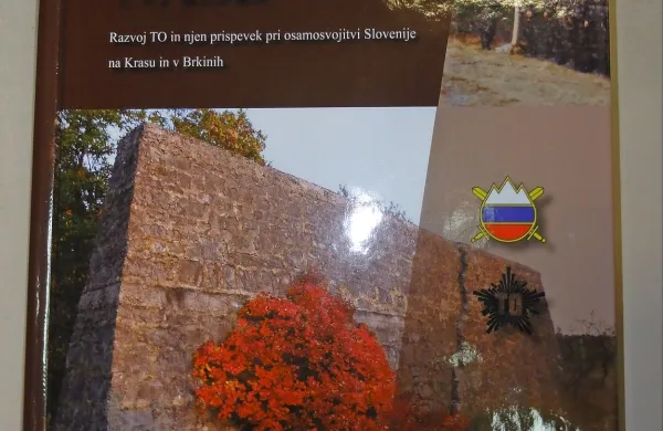 Knjiga Ponosni nase obsega več kot 500 strani.
