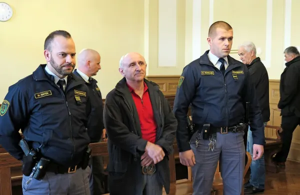 Sodišče je v današnjem izreku sodbe Senadu Softiću potrdilo 
navedbe iz obtožnice, da je v tem primeru šlo za umor iz 
ljubosumnosti in brezobzirnega maščevanja ter ogrožanje ljudi v 
okolici.