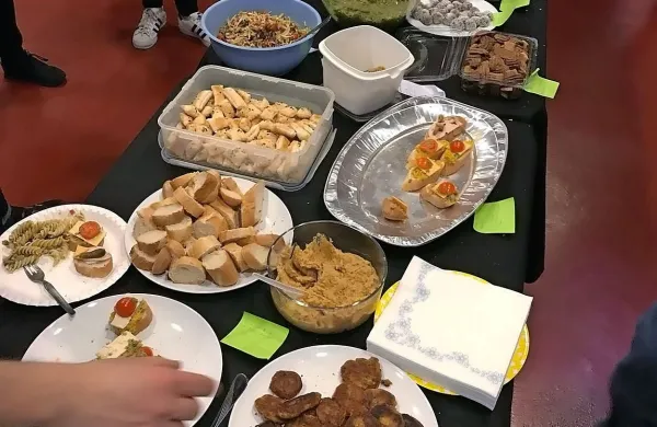 Na bogato obloženi mizi so se znašli veganski namazi, testenine, 
zelenjavni zavitki, pice, obloženi kruhki,  solate,  sarme ter 
slaščice.