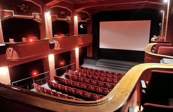Kino na Kolodvorski je nosil naziv Kino Sloga od leta 1935 do 1992, 
toda sinonimen je postal z njegovim renomejem erotičnega kina v 
70. in zlasti 80. letih.