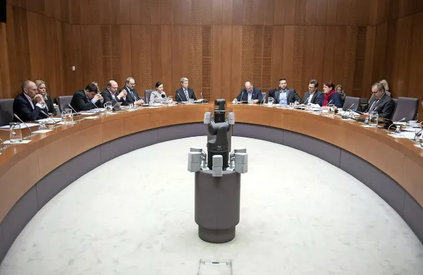 Poslanska skupina SDS zahteva sklic seje komisije državnega 
zbora za nadzor javnih financ  (na fotografiji), na kateri bi 
obravnavali gradnjo enotirne železniške proge Divača-Koper.