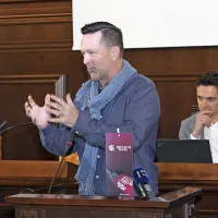 Jay Wisniewski, uvoznik vin iz ZDA, je v Kopru govoril o tem, 
kako prodreti z lokalnimi vini na zasičeno ameriško tržišče. V 
ozadju moderator simpozija Refuscu Mundi - Svet refoška, 
direktor Vinakopra Borut Fakin.  