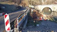 Neznanci so s cestišča pri škofeljskem mostu odstranili ležeče 
ovire ter jih zmetali na obrežje Reke. Z ovirami  so odgovorni želeli 
preprečiti vožnjo tovornjakov s priklopniki, ki so povzročili 
popokanje mostu.  