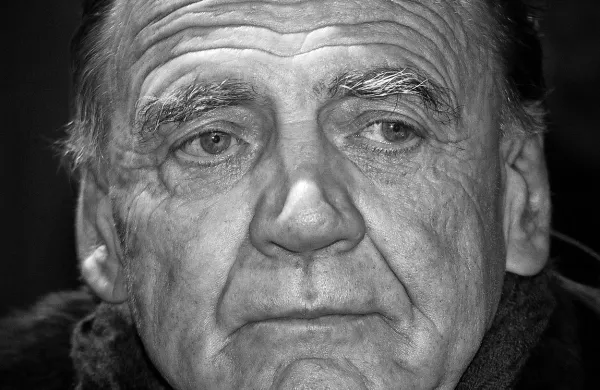 Umrl je bruno Ganz.