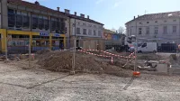 Prenovljeni trg bo ob arheoloških ostalinah ponujal prostor za 
druženje, ob pešpoti in kolesarski stezi bo čezenj tekel tudi 
promet. 