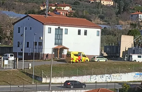 Reševalci so poškodovanega delavca najprej odpeljali v izolsko bolnišnico. 