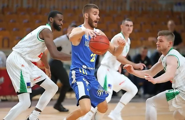  Primorska in Olimpija sta se v Tivoliju dvakrat pomerila za lovoriki 
(pokal in superpokal). Ob naslova sta odšla v Koper.  