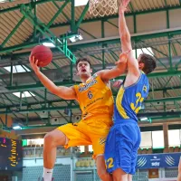 Marjan Čakarun (z žogo), MVP finala, je preskočil tudi centre 
Hopsov.