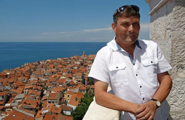 Piranski župnik Zorko Bajc je predan poznavalec kulturne dediščine in pogumen borec za njeno ohranjanje. Organizator, 
popotnik, človek, ki navdušuje za dobro.