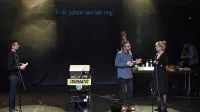 Andrej Zalesjak (levo) je tako kot ostali igralci v svojih matičnih državah povezoval predstavo v Novi 
Groici v maternem jeziku občistva.