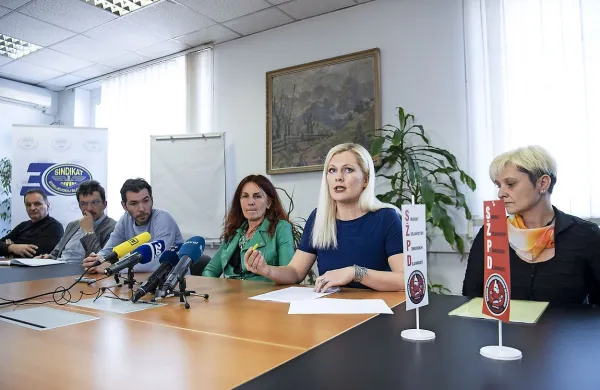 Reprezentativna sindikata v Pošti Slovenije in vodstvo družbe sta 
vsebinsko uskladila sporazum o izpolnitvi zahtev sindikatov, 
potekajo pa še zadnja tehnična usklajevanja.