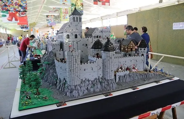Prizor z ene od preteklih razstav, na kateri so člani skupine 
RomaBrick predstavili svoje stvaritve iz lego kock.