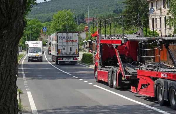Policisti ugotavljajo, da se promet tovornih vozil povečuje, zato 
bodo nadaljevali s poostrenimi nadzori. 