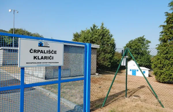 Nekdanji direktor Kraškega vodovoda je na  obravnavi proti 
Kraševcu, ki je pošiljal pisma s terorističnimi grožnjami, povedal, 
da so vodohrani in objekti za oskrbo z vodo različno varovani in da 
pred lanskim letom nikoli niso dobili nobenih groženj  o zastrupitvi 
vode. 