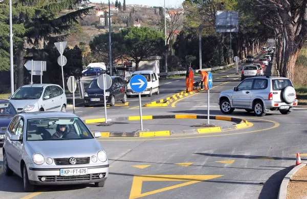 Montažno krožišče, ki so ga  uredili pred šestimi leti, je izboljšalo 
pretočnost v prometu, pravo krožišče naj bi jo še bolj.   