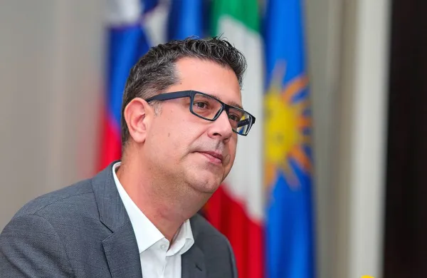 Kako je nova koprska občinska uprava z županom Alešem 
Bržanom na čelu razrešila neskladje med zapadlimi obveznostmi 
in prihodki občine?