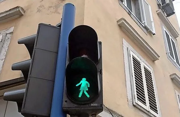 Namesto običajne podobe moškega na semaforjih za pešce so 
danes na Reki mimoidoči lahko zagledali podobo ženske v krilu.