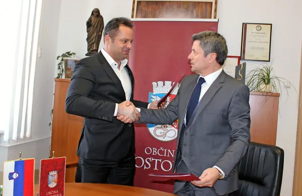 Pogodbo za gradnjo prizidka  je župan Igor Marentič (desno) včeraj podpisal s Tinetom Vadnalom, 
direktorjem Kolektor Kolinga, ki je doslej v občini že izvajal več večjih projektov.