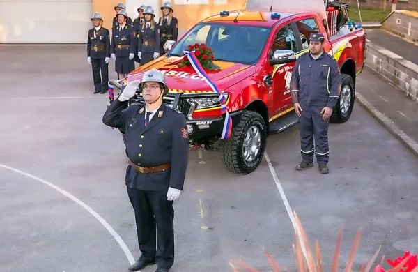 Poveljnik PGD Sečovlje Ignacij Gerič ml. (spredaj), voznik Loris Gerič, nov štirikolesni lepotec in  
sečoveljske gasilke.