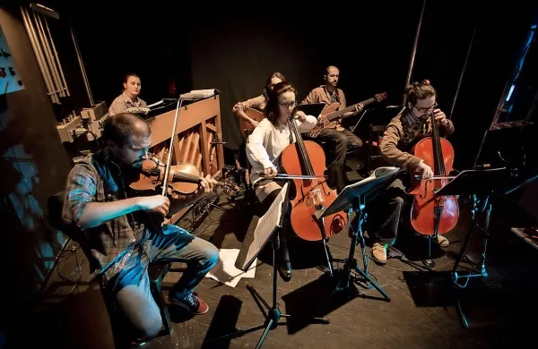 Instrumentalna skupina, ki jo koordinira Andrejka Možina (za pianinom), igra v živo na vseh predstavah Zadnjih pet let.