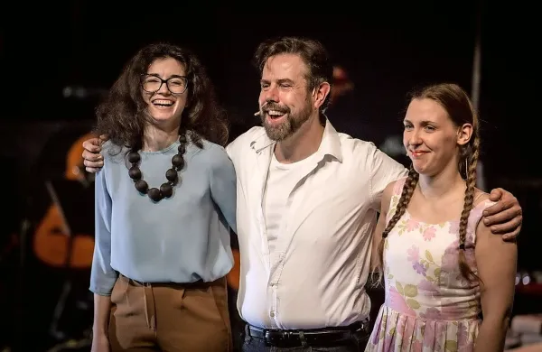 Nasmejana režiserka Jasmin Kovic (levo) je bila tako kakor  protagonista muzikla Zadnjih pet let zadovoljna z  uspešno 
premiero v SSG.  