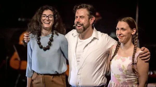 Nasmejana režiserka Jasmin Kovic (levo) je bila tako kakor  protagonista muzikla Zadnjih pet let zadovoljna z  uspešno 
premiero v SSG.  