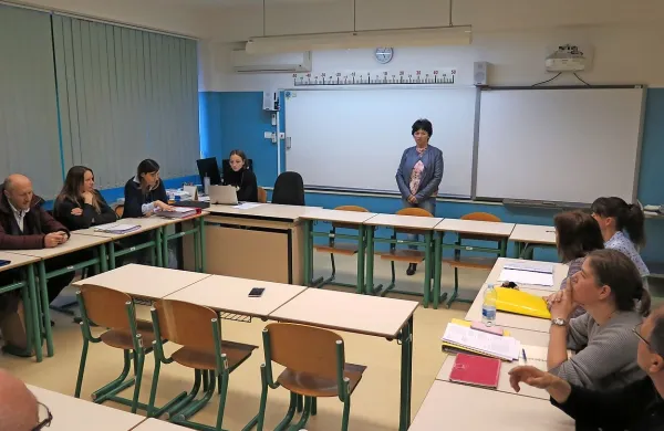 Svet Osnovne šole Dante Alighieri iz Izole bi moral danes 
nadaljevati prejšnji teden prekinjeno sejo, na kateri naj bi 
obravnaval predlog za razrešitev ravnateljice Simone Angelini, a 
se je znova zapletlo.