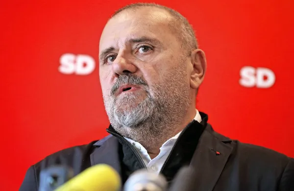 Kandidat SD za ministra za kulturo Zoran Poznič je na današnji 
predstavitvi kandidature povedal, da je stranki sam ponudil, da 
prevzame krmilo kulturnega resorja.