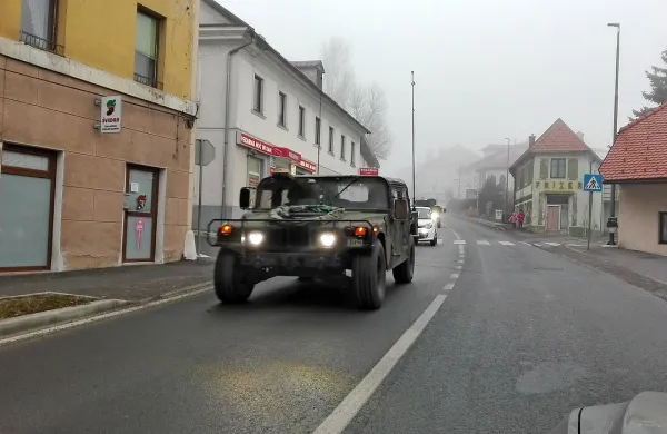 Da se je na Počku ne glede na vse odprte dileme začela nova 
mednarodna vojaška vaja, je bilo včeraj opaziti tudi na cesti skozi 
Postojno.