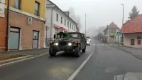 Da se je na Počku ne glede na vse odprte dileme začela nova 
mednarodna vojaška vaja, je bilo včeraj opaziti tudi na cesti skozi 
Postojno.