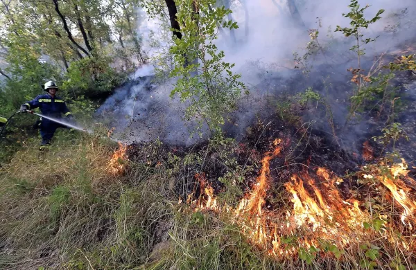 Zaradi dlje časa trajajočega suhega in za ta letni čas nadpovprečno 
toplega vremena je povečana možnost nastanka požarov v 
naravnem okolju na območju celotne države.
