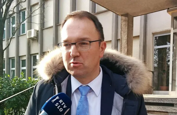  Pulmolog iz šempetrske bolnišnice Damjan Birtič je obtožen 
malomarnega zdravljenja bolnika s pljučnim rakom Steva Petrovića.