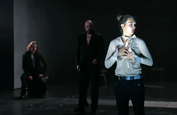 Arna Hadžialjević kot Lady Macbeth, kakršno si je zamislila  kostumografinja  Bjanka Adžić Ursulov. 