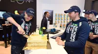 Bo skakalec Timi Zajc (levo) v slavnostno torto zarezal tudi na svetovnem prvenstvu?