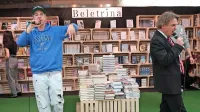 Knjigo Pesem sem - razumljive pesmi za nerazumljive čase  sta urednik dr. Igor Saksida (desno) in 
izolski raper Drill premierno predstavila minulo jesen na Slovenskem knjižnem sejmu v Ljubljani.  