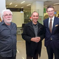 Predsednik uprave banke Intesa Sanpaolo Jozef Kausich v družbi 
soavtorjev razstave Zdenkom Bombekom (v sredini) in Zdravkom 
Primožičem (levo)
