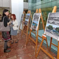 Črno-belo-barvni Koper na fotografijah