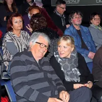 Ubald Trnkoczy, ki jesen življenja preživlja v Piranu, tokrat ni 
fotografiral. Prisluhnil je novinarki Radia Koper Nataši Benčič.