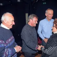 Župnika Franc Prelc (z leve) in Zorko Bajc  z  upokojeno novinarko  
Silvijo Mozetič in nekdanjim direktorjem PN  Leonom Horvatičem.