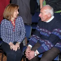 Patricija Ukmar, direktorica Primorskih novic, se je po  prireditvi 
zadržala v prijetnem klepetu z nekdanjim portoroškim župnikom, 
Francem Prelcem.