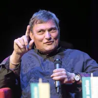 Polna dvorana koprskega gledali&scaron;ča za pogovor z Zorkom Bajcem