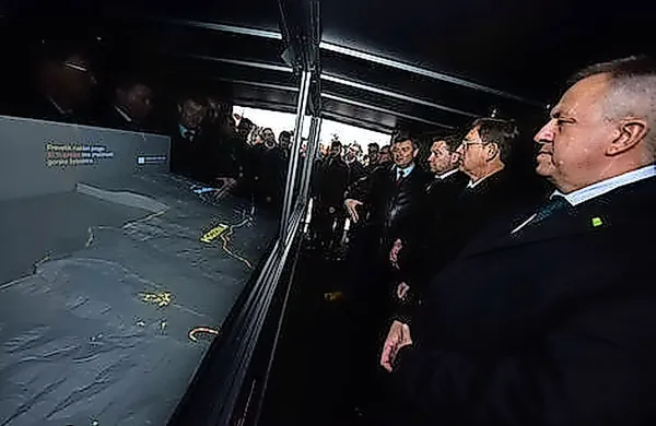 Maketa drugega tira vse bolj razburja.