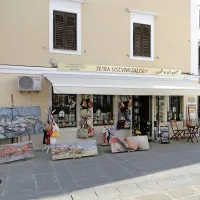 Soba ustvarjalcev na Manziolijevem trgu v Izoli