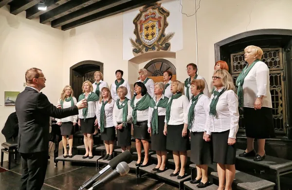 Sinoči so revijo odprle pevke  ženske vokalne skupine Zimzelen iz 
Nove Gorice.