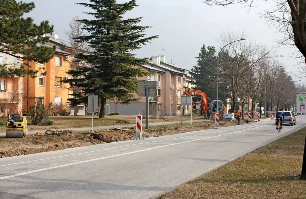 Ob Goriški cesti, nasproti soseske C3, so začeli urejati prvi del 
kolesarske poti skozi mesto.  