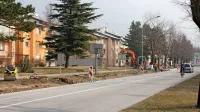 Ob Goriški cesti, nasproti soseske C3, so začeli urejati prvi del 
kolesarske poti skozi mesto.  