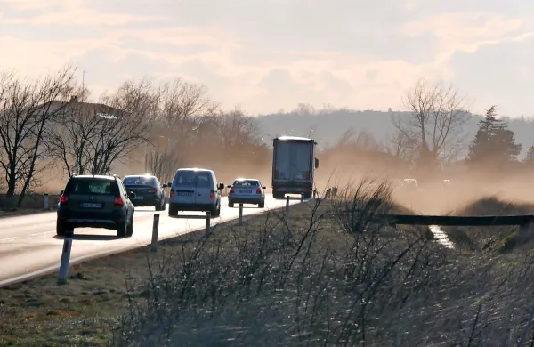 Na nekaterih cestah na Primorskem zaradi burje, ki v sunkih 
dosega hitrost do 100 kilometrov na uro, velja zapora prometa za 
počitniške prikolice, hladilnike in vozila s ponjavami do skupne 
mase osem ton.