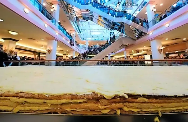 Slabo uro po podelitvi priznanja je od tržaške orjaške kremšnite 
ostalo le nekaj drobtinic.